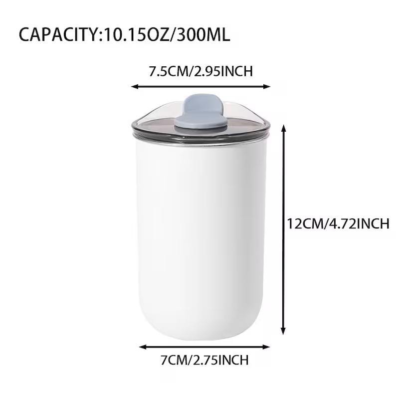Pu&ograve; includere: Bicchiere termico bianco con coperchio grigio e capacit&agrave; di 300 ml. Il bicchiere &egrave; alto 12 cm, largo 7,5 cm e ha un diametro di 7 cm. Il coperchio ha una piccola maniglia grigia rialzata.