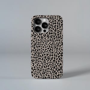 Puede incluir: Una funda para teléfono de leopardo negro y beige para un iPhone.