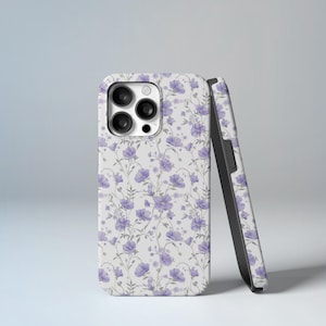 Könnte beinhalten: Eine weiße Handyhülle mit einem violetten Blumenmuster. Die Hülle hat einen Ausschnitt für die Kamera.