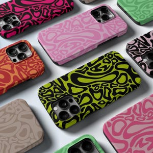 Könnte beinhalten: Eine Auswahl an Handyhüllen mit abstrakten, wirbelnden Mustern. Die Hüllen zeigen lebendige Farben wie Pink, Grün, Orange und Schwarz. Die Designs sind auffällig und modern. Die Hüllen sind für Smartphones konzipiert.