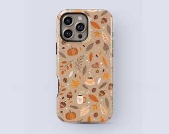 Puede incluir: Funda de teléfono beige con un estampado otoñal. El diseño incluye calabazas, hojas, tazas de café, bellotas y granos de café en tonos marrón, naranja y beige. La funda tiene un acabado brillante y un recorte para la cámara.