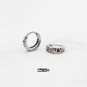 Gothic Swirl Huggie Earrings, Titanium Hoop Earrings, Small Hoop Earrings, Vintage-Inspired Huggie, Hypoallergenic Earrings, Unisex Jewelry