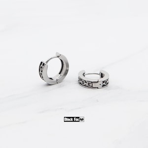 Titanium made hinged chain hoops, Small size unique design, Hypoallergenic unisex Huggies, Lightweight cartilage Gothic punk style earrings