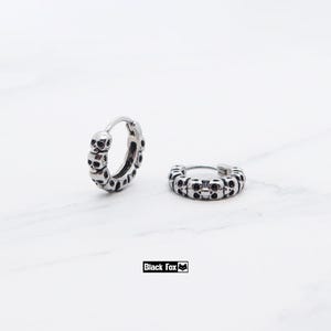 Boucles d'oreilles Huggie tête de mort, créoles punk en titane, boucles d'oreilles gothiques motif tête de mort, cerceaux de cartilage unisexe, petits créoles hypoallergéniques, cadeau pour lui