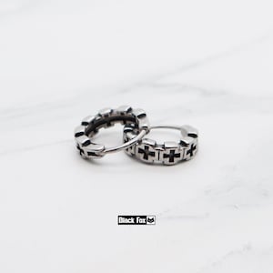 Petits créoles croisés en titane avec incrustation d'émail noir, câlins unisexes légers hypoallergéniques à loquet, boucles d'oreilles en cartilage