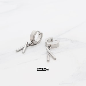 Boucles d'oreilles Huggie croix doigt, créoles minimalistes en titane, boucles d'oreilles croix unisexes, bijoux alternatifs légers, pendentif en forme de barre