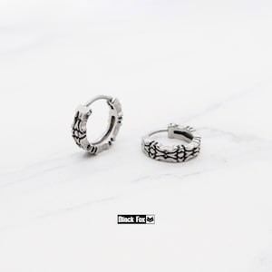 Boucles d'oreilles créoles gothiques médiévales, petites créoles Huggie en titane, boucles d'oreilles texturées de couleur noire, boucles d'oreilles gothiques pour hommes, bijoux unisexes en titane