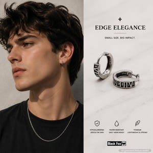 Könnte beinhalten: Zwei silberfarbene Creolen mit schwarzen, eingravierten römischen Ziffern. Der Text EDGE ELEGANCE, SMALL SIZE. BIG IMPACT., HYPOALLERGENIC, WATER RESISTANT, TITANIUM und Black Fox ist zusammen mit Symbolen für Haut, Wasser und Feder zu sehen.