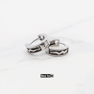 Boucle d'oreille en titane incrustée d'émail noir, hypoallergique à porter au quotidien, petite boucle d'oreille unisexe en cartilage