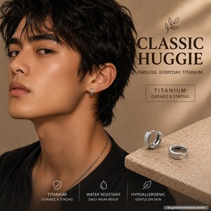 Peut inclure: Une paire de petites boucles d'oreilles créoles argentées à texture côtelée. Une boucle est portée au lobe de l'oreille, tandis que deux boucles identiques sont posées sur une surface texturée. Le texte indique CLASSIC HUGGIE, TITANIUM, DURABLE & STRONG.