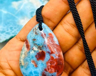 Larimar jaspisketting – zeldzame druppelvormige hanger met natuurlijke rode insluitsels voor mannen en vrouwen.