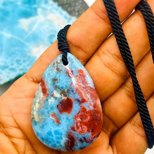 Collier en jaspe larimar – Pendentif en forme de larme avec inclusions rouges naturelles pour hommes et femmes.