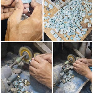 K&ouml;nnte beinhalten: Bilder, die die Herstellung von hellblauem Edelsteinschmuck zeigen. Der Prozess umfasst das Formen, Polieren und Zusammenf&uuml;gen der Steine. Der Text im Bild lautet: "100% ethisch bezogen und hergestellt in der Dominikanischen Republik."