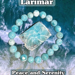 K&ouml;nnte beinhalten: Ein Armband aus hellblauen, runden Perlen umgibt einen rechteckigen Larimar-Stein. Der Hintergrund zeigt ein seem&auml;&szlig;iges Muster. Die Worte "Larimar" und "Peace and Serenity" sind in wei&szlig;em Text dargestellt.