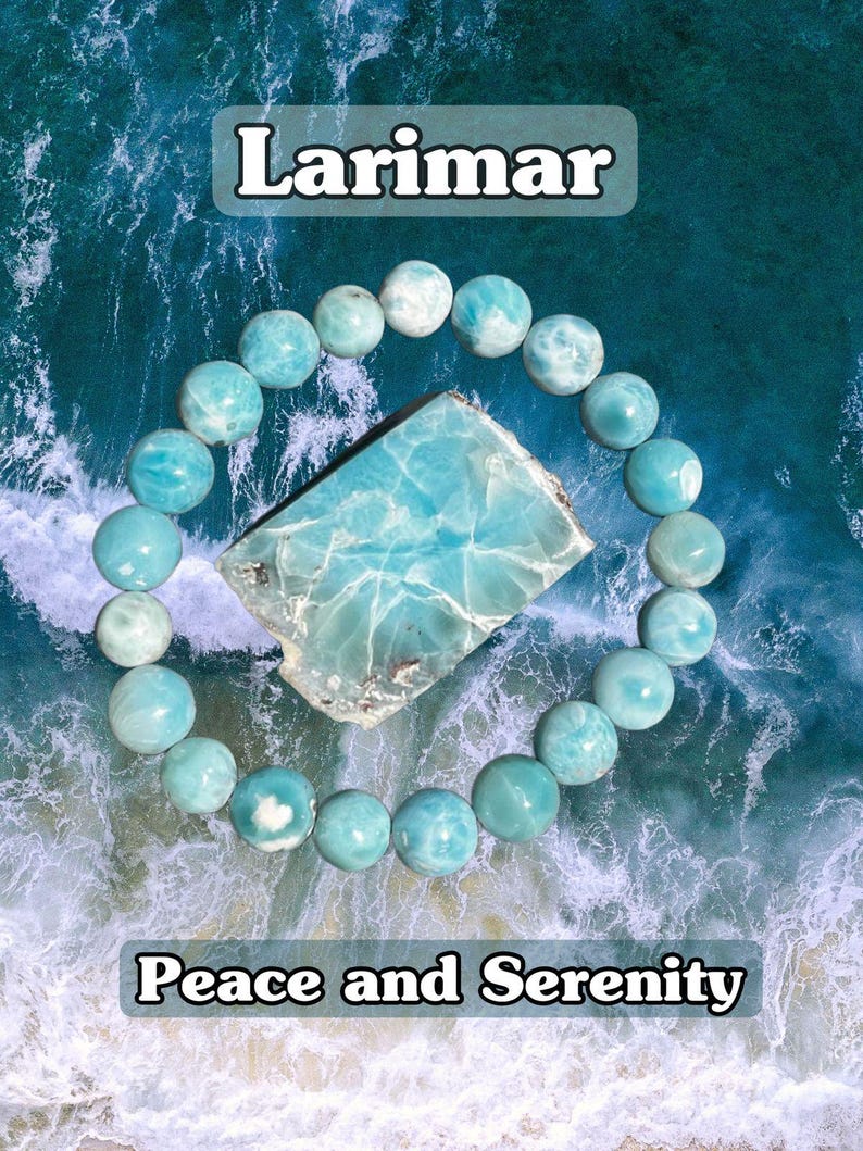 K&ouml;nnte beinhalten: Ein Armband aus hellblauen, runden Perlen umgibt einen rechteckigen Larimar-Stein. Der Hintergrund zeigt ein seem&auml;&szlig;iges Muster. Die Worte "Larimar" und "Peace and Serenity" sind in wei&szlig;em Text dargestellt.