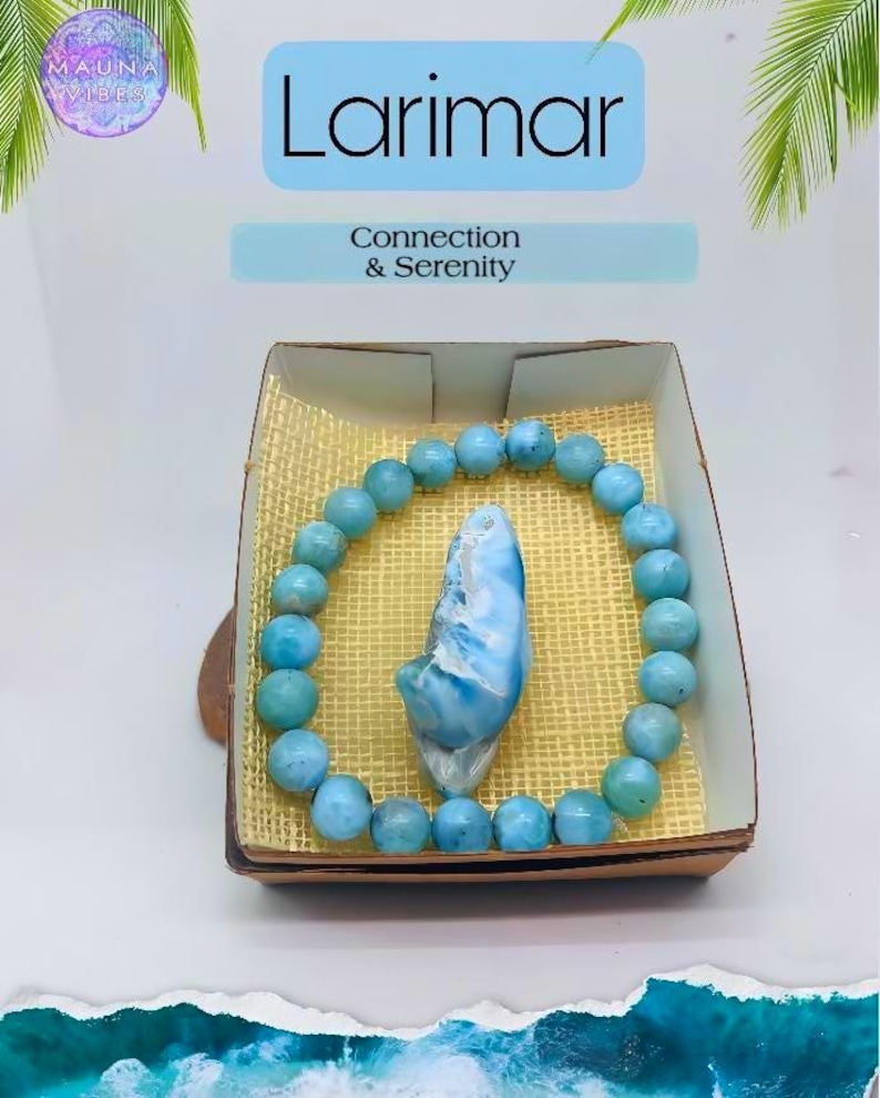 K&ouml;nnte beinhalten: Ein Larimar-Armband und ein gro&szlig;er Larimar-Stein in einer kleinen Schachtel. Das Armband besteht aus runden, hellblauen Perlen. Die Schachtel hat eine gewebte Textur und den Text "Larimar, Connection & Serenity".