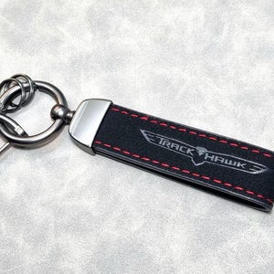 Trackhawk Portachiavi in Pelle Alcantara Portachiavi Logo Accessori Auto Regalo per Uomo Donna Compleanno Natale