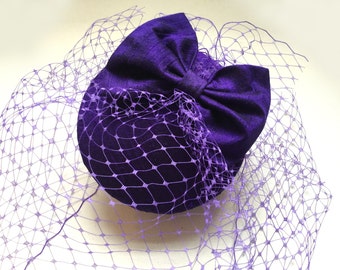 Lila Fascinator- Seiden Cocktailhut - Birdcage Schleier - Lila Hochzeitshut -