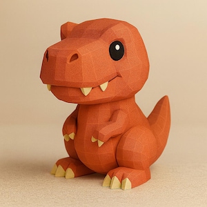 Può includere: Figurina geometrica arancione di Tyrannosaurus Rex con un occhio nero e denti gialli. Il dinosauro ha una superficie strutturata ed è in posizione seduta. Un oggetto decorativo unico.