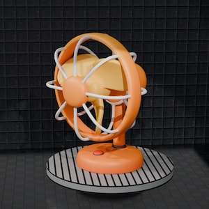 Puede incluir: Un pequeño ventilador de escritorio naranja y blanco con una base redonda y una jaula protectora. Las aspas del ventilador son de color amarillo claro. El ventilador tiene un solo botón rojo y se apoya en una plataforma a rayas.