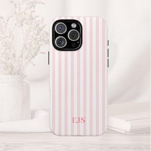 Peut inclure: Coque de téléphone à rayures roses et blanches avec les initiales "EJS" en rose. La coque a une finition brillante et un module caméra noir.