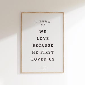 Arte mural cristiano, 1 Juan 4:19, impresión de arte mural con versículos bíblicos, cita estética de las Escrituras, versículos bíblicos minimalistas, arte de Jesús/descarga digital