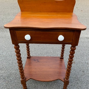 Antique New York pine washstand bulbous legs porcelain knobs 22w17d30h35h Shipping is not free