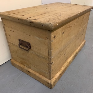 Antique Southern scrubbed pine primitive blanket chest 33w18.75d19h Shipping is not free