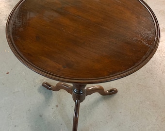 Pennsylvania Queen Anne Walnut Tilt-Top table c1760 Circular dish rim 20d28h Shipping is not free