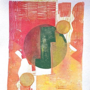 Peut inclure: Impression d'art abstrait avec une composition de formes géométriques aux tons de rouge, vert, jaune et orange. L'œuvre comprend une grande forme verte dans un cercle rouge, avec des cercles dorés et des lignes texturées.