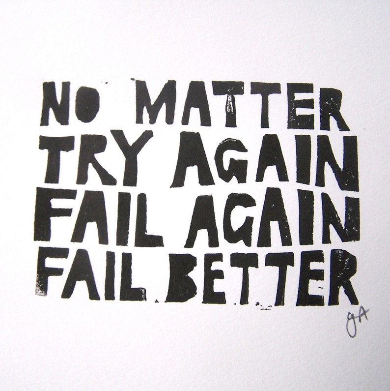 Op de afbeelding: Zwart-witte typografieprint met de tekst "No matter try again fail again fail better".