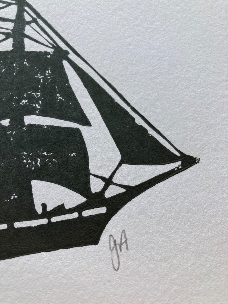 Minimalistischer Segelboot Linoldruck 8x10 Wandbild Maritimer Linoldruck in schwarz Piratenschiff auf dem Ozean Linoldruck Bild 7