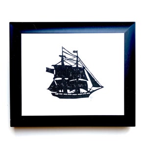 Minimalistischer Segelboot Linoldruck 8x10 Wandbild Maritimer Linoldruck in schwarz Piratenschiff auf dem Ozean Linoldruck Bild 1