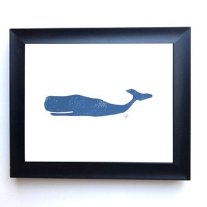 Impressão minimalista de linogravura de baleia azul escuro - Arte de parede em linogravura de baleia 8x10 - Impressão em bloco de linóleo em azul marinho - Pôster com impressão em relevo prensado à mão