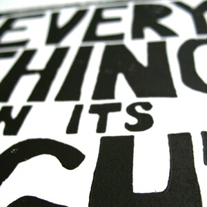 Peut inclure: Impression typographique en noir et blanc avec le texte "Tout &agrave; sa place".