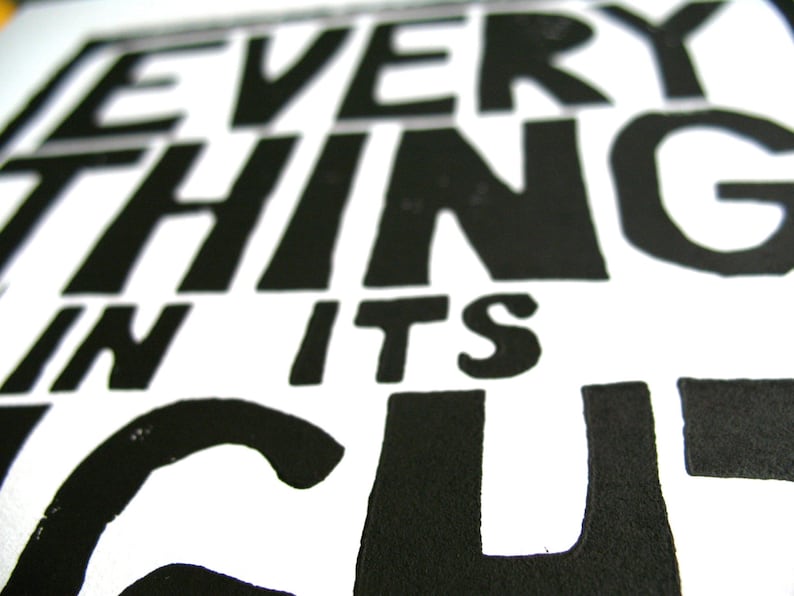 Peut inclure: Impression typographique en noir et blanc avec le texte "Tout &agrave; sa place".
