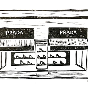 Puede incluir: Ilustración en blanco y negro de una tienda con la palabra "PRADA" mostrada dos veces sobre las ventanas. Las ventanas muestran filas de zapatos.
