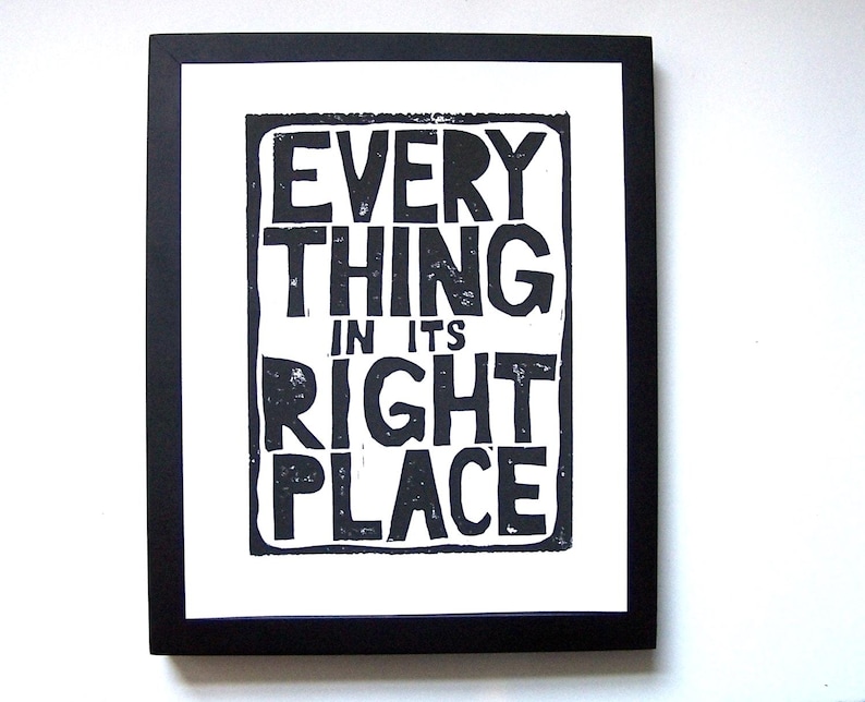 IMPRESSION LINOCUT - Impression Radiohead - Affiche de typographie typographique noire 8 x 10, tout est à sa place image 1