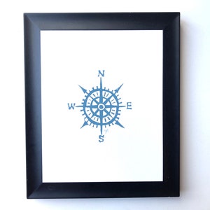 Maritimer Kompass Linoldruck - 8x10 handgemaltes maritimes Poster in blau-grau - Karte Schlüssel Linolblockdruck - Minimal Wandkunst