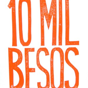 Impressão puxada à mão - 10 mil besos em laranja - Tipografia tipográfica - impressão em bloco linogravura pôster 8x10