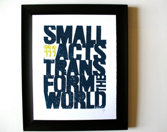 Small acts transform the world - Howard Zinn Zitat - Blau gelber Linoldruck Poster - Linoldruck Druck - Linoldruck