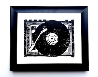 Impresión artística en linóleo de un tocadiscos antiguo - Impresión en bloque de linóleo impresa a mano - Impresión artística de edición abierta firmada - Pared de galería minimalista