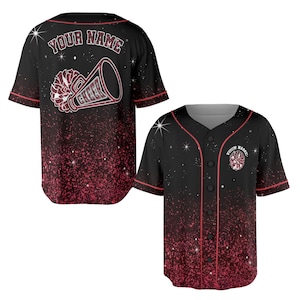 Könnte beinhalten: Schwarzes Baseball-Trikot mit einem rot-schwarzen Farbverlauf. Das Trikot zeigt eine Cheerleader-Grafik und den Text "YOUR NAME" auf der Rückseite. Die Vorderseite hat eine Cheerleader-Grafik und den Text "YOUR NAME".