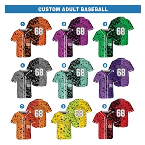 Peut inclure: Plusieurs maillots de baseball personnalisés pour adultes, de couleurs variées : orange, violet, vert, noir et rouge. Chaque maillot affiche le numéro "68" et le texte "Your Name". Les maillots présentent des motifs sur le thème d'Halloween.