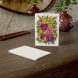 Flores roxas e amarelas, cartão comemorativo premium, arte com flores prensadas, papelaria ecológica, cartão postal inspirado em flores secas, decoração rústica