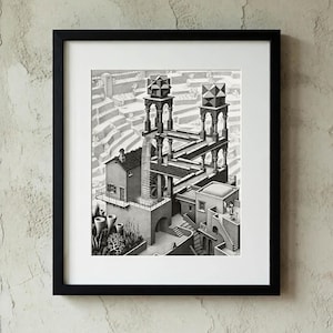 Puede incluir: Impresión enmarcada en negro de un dibujo arquitectónico al estilo Escher. La obra presenta una estructura compleja e imposible con edificios interconectados, escaleras y elementos acuáticos. La impresión es en blanco y negro, con detalles y sombreados intrincados.