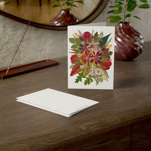 Harmonie florale, carte de voeux haut de gamme, mélodie de la nature, inspiration fleurs pressées, mélange de fleurs et de feuilles, carte postale de fleurs séchées fines