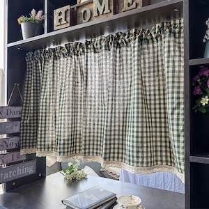 Vintage lichtgroen geruit keukengordijn met kanten rand, korte linnen gordijnen - halve raambekleding in boerderijstijl.