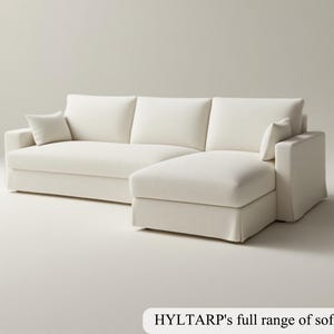 Könnte beinhalten: Ein cremefarbenes Ecksofa mit einer Chaiselongue auf der rechten Seite. Das Sofa hat drei Rückenkissen und zwei kleinere Zierkissen. Der Text unten lautet "HYLTARP's full range of sofa covers".