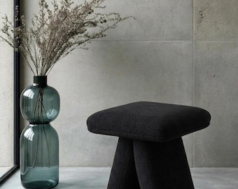 Banqueta escultural em bouclé preto, otomana estofada texturizada para penteadeira, banqueta moderna e minimalista para os pés.